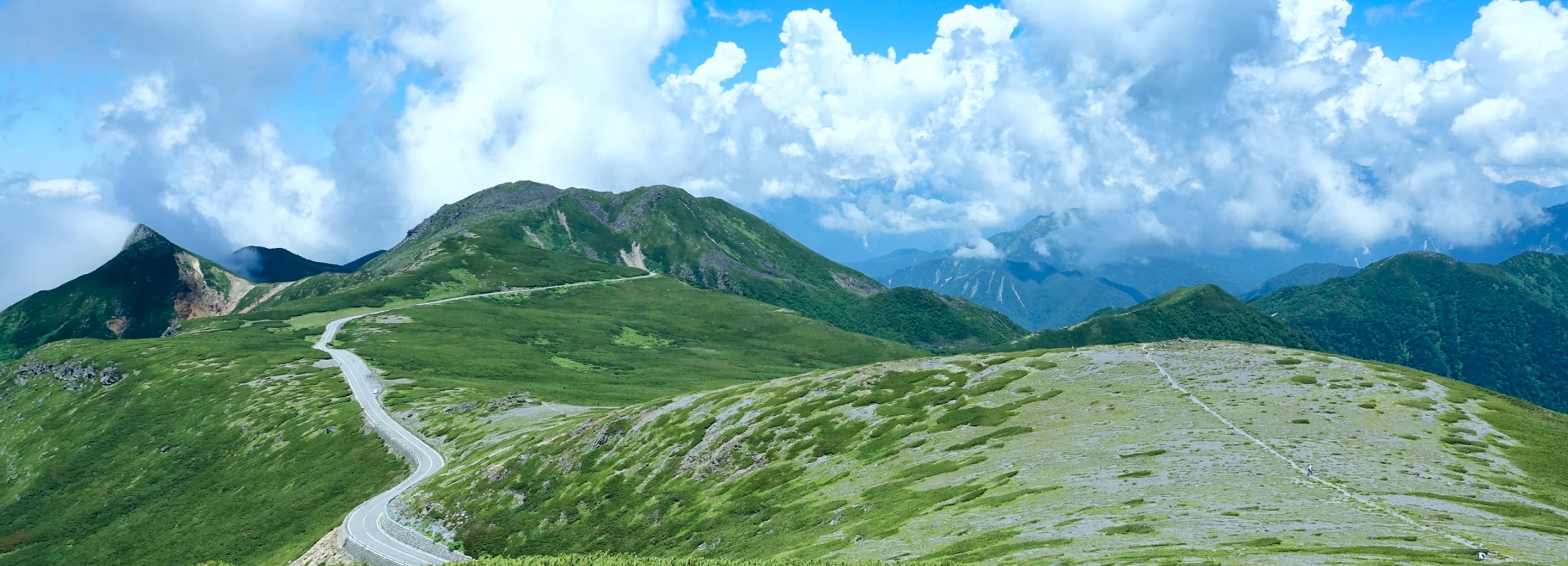 乗鞍岳の山岳道路と青空
